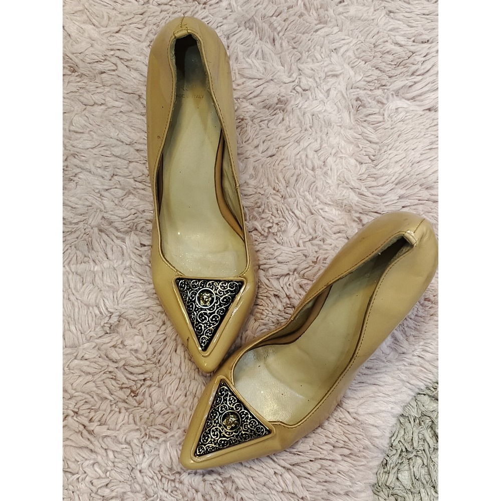 Versace Beige Patent Leather Medusa Filigree Pointed Toe Pumps Size 39 VS314735